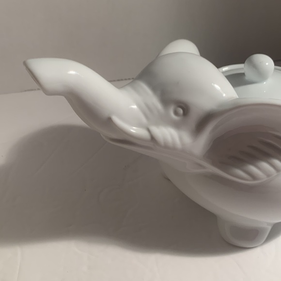 Abbott Dining White Ceramic Elephant Teapot Excellent Condition